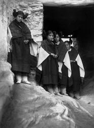 jonge Hopi indianen in Walpi dorp (Arizona)