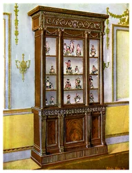 Gesneden mahoniehouten vitrinekast beïnvloed door de Adam Brothers, 1911-1912