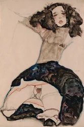 Meisje met zwart haar en opgetilde rok, 1911