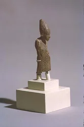 Beeld van een koning met de witte kroon van Opper-Egypte en de mantel van het Sed-festival, uit de Tempel van Osiris, Abydos, Vroeg-dynastieke periode