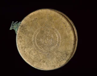Interieur van een spiegel met gegraveerde figuur van Harpocrates, lotus bloemen en mythische dieren, 100 v.Chr. - 100 n.Chr.
