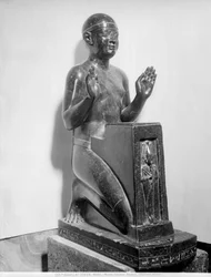 Naophore standbeeld van een man (basalt)