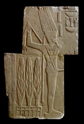 Reliëf van de god Min (kalksteen)