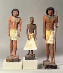 Drie beelden van Metjetji, mogelijk afkomstig uit Saqqara, Oude Rijk, late 5e tot vroege 6e dynastie (ca. 2360-2340 v.Chr.)
