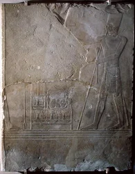 Reliëf dat Mentuhotep III (c.2004-c.1992 v.Chr.) toont die offers opdraagt, Middenrijk, c.1982-1970 v.Chr.