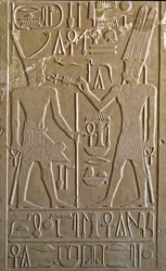 Egyptische oudheid: hiëroglief die Sesostris I afbeeldt terwijl hij van de handen van Amon RA de symbolen van leven en gezondheid ontvangt - witte kapel van farao Sesostris I (1962-1928 v.Chr.) 12e dynastie, heiligdom gebouwd ter ere van de god Amon - open