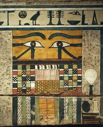 Paneeldetail met apotropaïsche ogen boven gesloten deur, symboliseert overgang naar onderwereld, van Sarcofaag van Irinimenpu