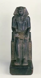 Zittend standbeeld van Sesostris III, uit Hierakonpolis, Middenrijk (zwart graniet)
