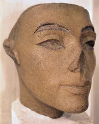 Een koninklijk hoofd, mogelijk van Nefertiti, uit Memphis, Nieuwe Rijk (kwartsiet)