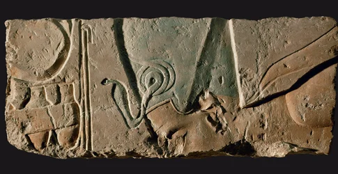 Amenophis IV Akhnaton die de zon aanbidt (kalksteenreliëf)