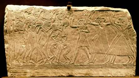 Oud Egypte: laag reliëf dat een processie met danseres voorstelt. Nieuw rijk. Regering van Ramses II. 14e eeuw v.Chr. Cairo Museum. Egypte