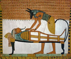 Anubis, god van de doden, leunt over de mummie van Sennutem ...