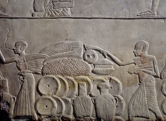 Schikking van voedsel in magazijnen, kalkstenen muur reliëf, uit Memphitisch graf van Horemheb in Saqqara, Egyptische beschaving, Nieuwe Rijk, Dynastie XVIII