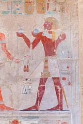 Bas-reliëf afbeelding van een farao die offers brengt, Hatshepsut-tempel van Deir Al Bahari, Luxor, Egypte (foto)