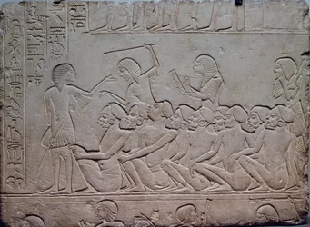 Zwarte gevangenen omringd door gewapende bewakers, reliëf uit het Memphitische graf van Horemheb in Saqqara, Egyptische beschaving, Nieuwe Rijk, XVIIIe dynastie