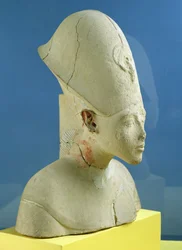 Buste van Amenophis IV (Akhenaten) uit Tell el-Amarna, Amarna Periode, Nieuwe Koninkrijk, c.1353-1337 v.Chr.