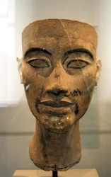 Buste van Nefertiti (ca. 1370- ca. 1330 v.Chr.) Grote Koninklijke Vrouw (hoofdgemaal) van de Egyptische farao Akhenaten. Nefertiti en haar man waren bekend om een religieuze revolutie. Ze begonnen slechts één god te aanbidden, Aten, de zonneschijf.