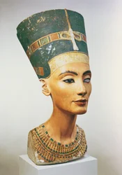 Buste van koningin Nefertiti, uit het atelier van de beeldhouwer Thoetmosis in Tell el-Amarna