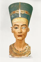 Buste van koningin Nefertiti, vooraanzicht, uit het atelier van de beeldhouwer Thoetmosis in Tell el-Amarna