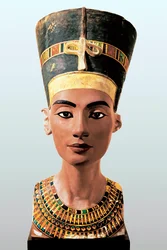 Buste van de Egyptische koningin Nefertiti (1353-1336 v.Chr.), echtgenote van farao Amenophis IV Achnaton