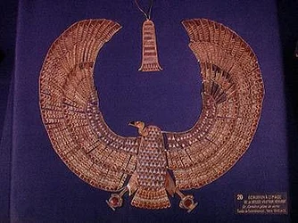 Halsketting in de vorm van de giergodin Nekhbet, uit het graf van Toetanchamon (ca. 1370-52 v.Chr.) Nieuwe Koninkrijk