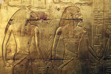 Godheden, gravure op achterpaneel van derde begrafeniskapel bedekt met goud, Schatkamer van Toetanchamon, Egypte, Egyptische beschaving, Nieuwe Rijk, Dynastie XVIII