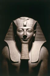 Egypte, detail van het beeld van Thoetmosis III (vóór 1479 - circa 1425 v.Chr.), achttiende dynastie, uit de tempel van Amon te Karnak in Luxor, basalt