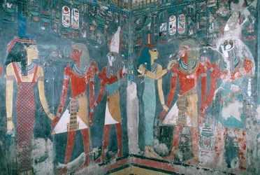 Egypte, Thebe, Luxor, Vallei der Koningen, Graf van Horemheb, Muurschildering die Horemheb tussen godin Isis en god Horus afbeeldt, Nieuwe Koninkrijk, Dynastie XVIII