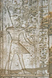 Egyptische oudheid: detail van de reliëfs van de albasten kapel van farao Thutmosis IV (1419-1387 v.Chr.) die hem de symbolen van macht toont