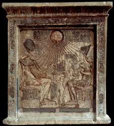 Egyptische koningin Nefertiti (1353-1336 v.Chr.), met farao Amenophis IV (Akhenaton of Amenhotep) (1352-1338 v.Chr.) en hun kinderen. Laag reliëf. 18e dynastie, Nieuw Rijk. Caïro, Egyptisch Museum