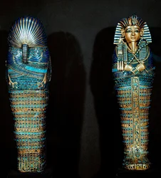 Egyptische oudheid: vergulde sarcofaag gebruikt om de ingewanden van de overledene te bevatten. Uit de schatkamer van Toetanchamon (1345-1327 v.Chr.) 18e dynastie. Gevonden in de Vallei der Koningen, Thebe. 1342 v.Chr. Caïro, Egyptisch Museum