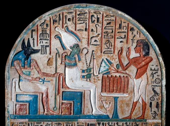 Egyptische antiquiteit: Nanai stèle die Osiris en Anubis aanbidt, godheid van de doden die de sleutel van het leven in de vorm van een Ansee-kruis (Ankh) vasthoudt. Beschilderde kalksteen. Einde van de 18e dynastie. 14e eeuw v.Chr. Turijn, Egyptisch museum
