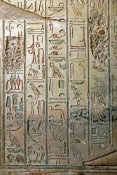 Egyptische oudheid: reliëf en hiërogliefen van het graf van Kha em Het (Khaemhat) inspecteur van zolders en schrijver aan het hof van Amenophis III (TT57). 18e dynastie. 1530-1290 v.Chr. Vallei der Edelen. Luxor, Westelijke Oever, Egypte