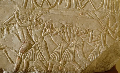 Egyptische oudheid: slaven dragen een obelisk tijdens de grote werken van faraonisch Egypte. Detail van een reliëf uit het graf van een hoge ambtenaar van de late 18e dynastie