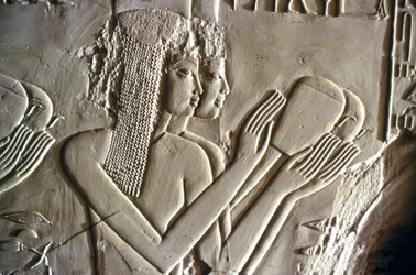 Egyptische oudheid: jonge meisjes die offers brengen. Graf van Kherouef (TT192) (18e dynastie)