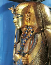 Egyptische beschaving, sarcofaag van Toetanchamon, versierd met goud en halfedelstenen