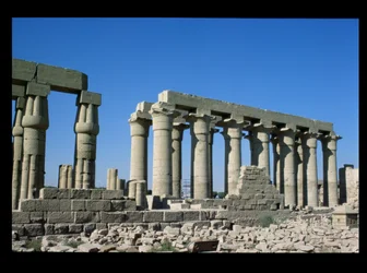 Buitenaanzicht vanuit het zuiden van de zuilengalerij van Amenophis III