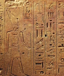 Hiërogliefen, detail van blok uit de Tempel van Hatsjepsoet in Karnak, Egyptische beschaving, Nieuwe Koninkrijk, Dynastie XVIII