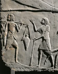 Leven in een militair kamp: waterdrager ontvangt orders van een officier, reliëf uit het graf van Horemheb in Saqqara. (detail)