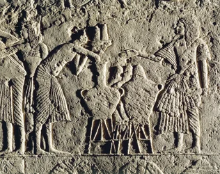 Leven in een militair kamp: arbeiders bezig met drankcontrole (wijn en bier), reliëf uit het graf van Horemheb in Saqqara (detail)