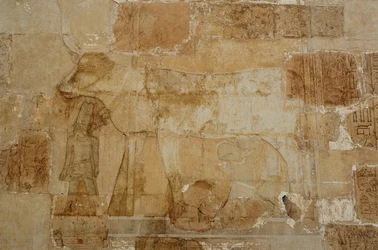 Mortuarium Tempel van Koningin Hatsjepsoet: Hathor kapel, de godin in haar rundervorm, met kroon, wordt gevoed door Hatsjepsoet (foto)