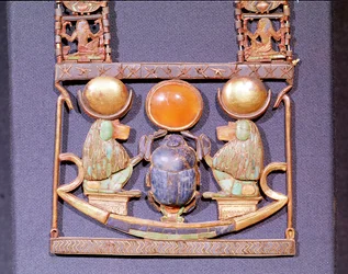 Halsketting van de Rijzende Zon, uit het graf van Toetanchamon (c.1370-52 v.Chr.) Nieuwe Koninkrijk (goud ingelegd met halfedelstenen) (detail)