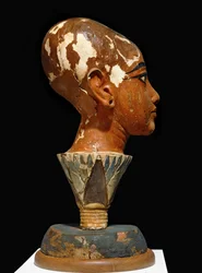 Geschilderde buste van jonge farao Toetanchamon met lotusbladvormige sokkel (sculptuur)
