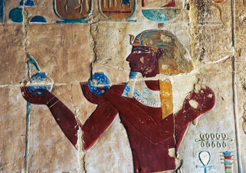 Geschilderd reliëf van Thoetmosis die wijn aanbiedt aan Sokaris, Dodentempel van Hatsjepsoet, Deir el-Bahari, Luxor, Thebe (Unesco Werelderfgoedlijst)