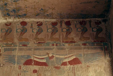 Beschilderde muur met zonneschijf, uraeus en gier van Opper-Egypte, Dodentempel van Hatsjepsoet, Deir el-Bahari, Thebaanse Necropolis (UNESCO Werelderfgoedlijst)