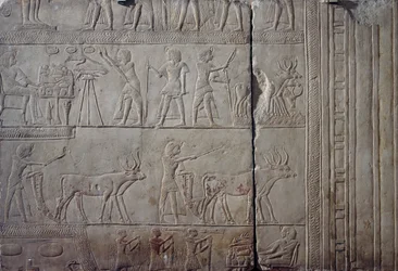Farao Horemheb, afgebeeld terwijl hij landbouwarbeid verricht in de velden van Iaru, ontvangt oogst aangeboden door boeren, kalkstenen muur reliëf, uit Memphitisch Graf van Horemheb in Saqqara, Egyptische beschaving, Nieuwe Rijk, Dynastie XVIII
