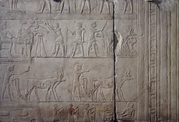 Farao Horemheb, afgebeeld tijdens landbouwarbeid in de velden van Iaru, ontvangt oogst aangeboden door boeren, kalkstenen muur reliëf, uit het Memphitische graf van Horemheb in Saqqara, Egyptische beschaving, Nieuwe Rijk, Dynastie XVIII