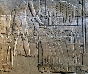 Priester die het werk van vrouwen superviseert, muur reliëf, colonnade van de Tempel van Amon (Unesco Werelderfgoedlijst)