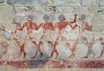 Processiescène, oostelijke muur, bovenhof, Dodentempel van Hatsjepsoet, Deir el-Bahari, Thebaanse Necropolis (UNESCO Werelderfgoedlijst)