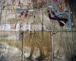 Koningin Hatsjepsoet tussen de god Horus en de god Thoth, geschilderd reliëf, hal van de Rode Kapel van Hatsjepsoet, Karnak tempelcomplex (Unesco Werelderfgoedlijst)